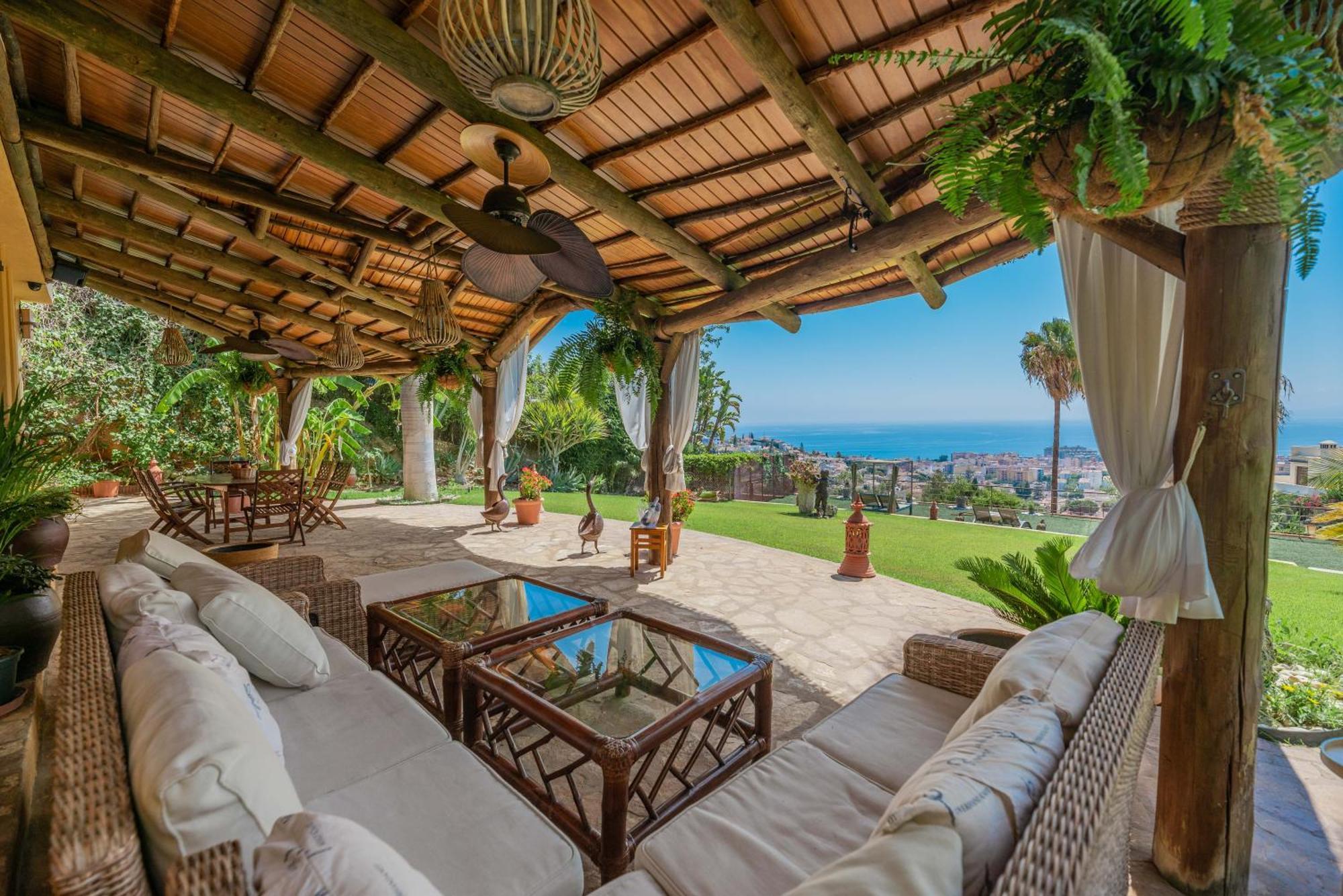 Villa Indonesian Palace Luxurious Boutique Málaga