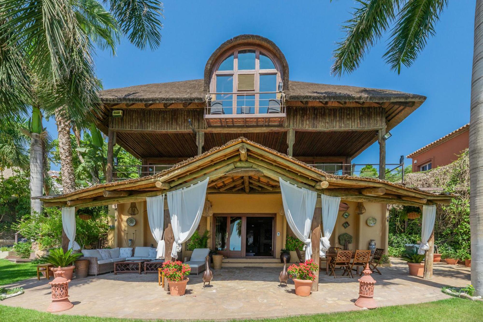 Indonesian Palace Luxurious Boutique Villa Málaga